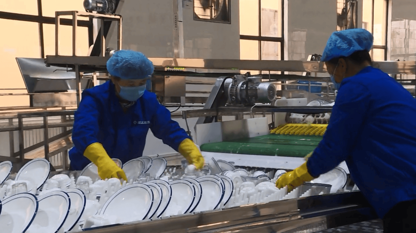 用的洗碗机是怎么样的？麻将胡了餐具消毒配送厂(图2)